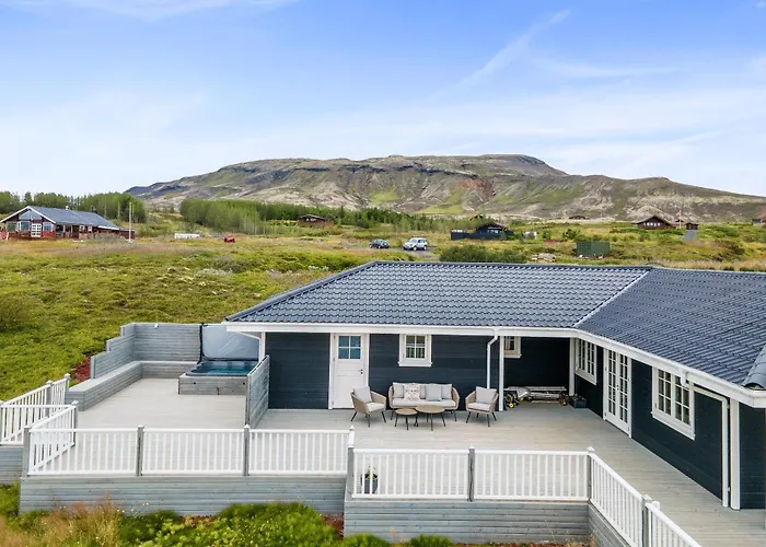Venture Vacations-Golden Circle Hot Tub Cabin